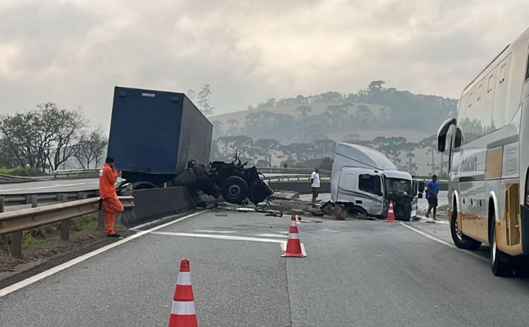 Foto: ReproduÃ§Ã£o/Redes sociais - A colisÃ£o ocorreu por volta das 7h, no km 712 da rodovia, quando o veÃ­culo de carga atingiu a mureta de proteÃ§Ã£o. Uma pessoa ficou ferida e foi socorrida em estado moderado para um hospital da regiÃ£o