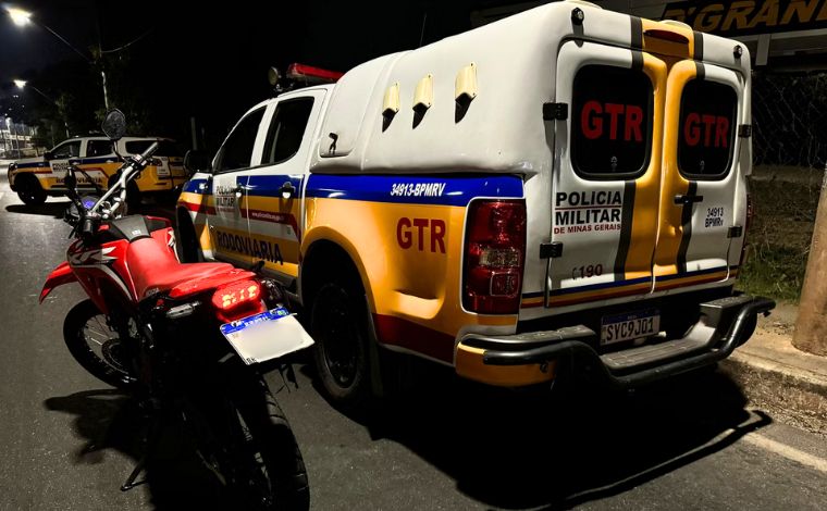 Foto: DivulgaÃ§Ã£o/PMMG - A aÃ§Ã£o comeÃ§ou quando policiais militares, durante um patrulhamento de rotina, identificaram a dupla em uma motocicleta em atitude suspeita. Ao tentarem abordar os indivÃ­duos, estes desobedeceram a ordem de parada 