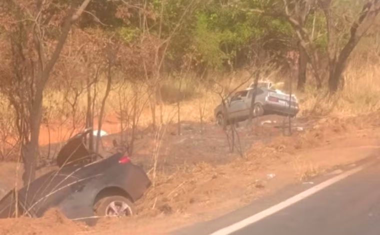 Foto: DivulgaÃ§Ã£o/PMRv - De acordo com a PolÃ­cia Militar RodoviÃ¡ria (PMRv), o acidente ocorreu quando o motorista de um Corolla, que trafegava em direÃ§Ã£o a Martinho Campos, perdeu o controle e entrou na contramÃ£o