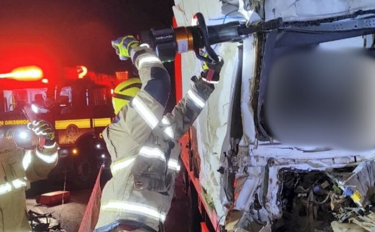 Foto: DivulgaÃ§Ã£o/CBMMG - O motorista, que apresentava ferimentos graves, foi retirado do veÃ­culo e encaminhado para um hospital da regiÃ£o. O passageiro nÃ£o resistiu aos ferimentos e morreu no local do acidente