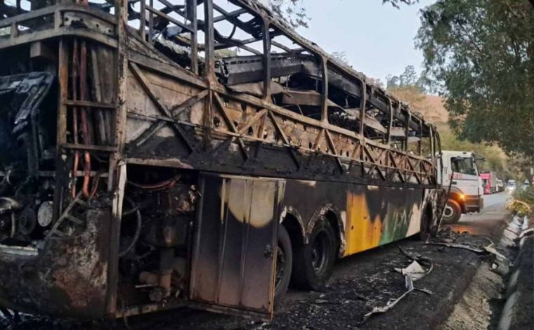 Mulher morre carbonizada após atear fogo em ônibus na BR-381, em MG