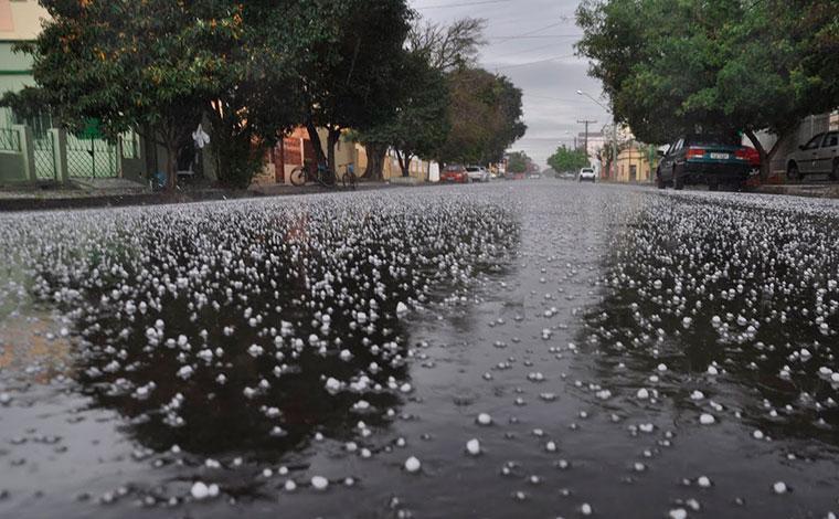 Inmet emite alerta de tempestade com risco de granizo para 161 cidades de Minas Gerais