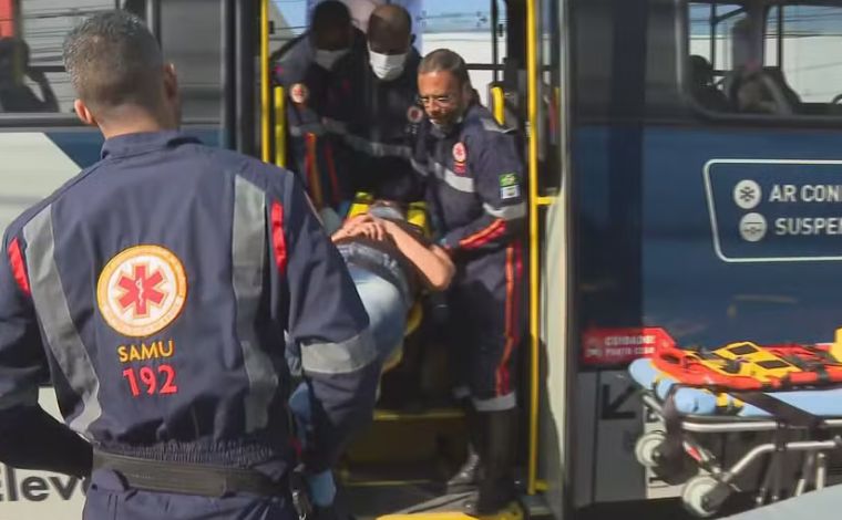 Acidente com três ônibus deixa oito feridos em Belo Horizonte; um em estado grave