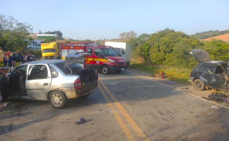 Colisão entre dois carros deixa um morto e seis feridos na rodovia MG-179