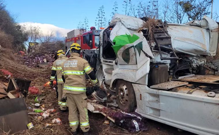 Motorista morre após colisão entre carretas na BR-251, em MG