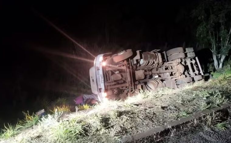 Foto: DivulgaÃ§Ã£o/PMRv - As vÃ­timas foram arremessadas para fora do caminhÃ£o em que viajavam, apÃ³s o veÃ­culo tombar devido a um defeito mecÃ¢nico, conforme a PMRv. O veÃ­culo era conduzido pelo marido da mulher e pai da crianÃ§a