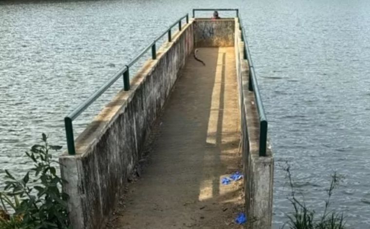 Foto: ReproduÃ§Ã£o - De acordo com informaÃ§Ãµes do Corpo de Bombeiros, o jovem estava submerso a cerca de seis metros de profundidade. As buscas duraram aproximadamente 40 minutos