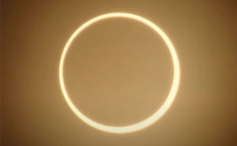 Foto: ReproduÃ§Ã£o - Um eclipse solar anular Ã© quando a Lua se alinha entre a Terra e o Sol e o seu diÃ¢metro aparente fica menor do que o do Sol. O fenÃ´meno, que deixa apenas a borda do Sol aparente, forma uma espÃ©cie de 