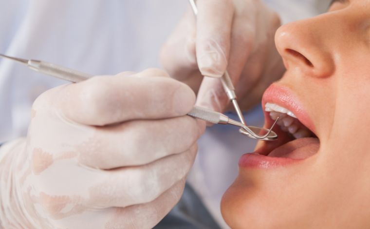 Foto: Getty Images - Embora comumente associada a gripes, resfriados e alergias, a sinusite tambÃ©m pode ter origem em problemas odontolÃ³gicos, como infecÃ§Ãµes dentÃ¡rias ou falhas em procedimentos