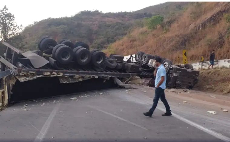 Vídeo: Homem morre e mulher fica gravemente ferida após caminhão capotar na BR-262, na Grande BH