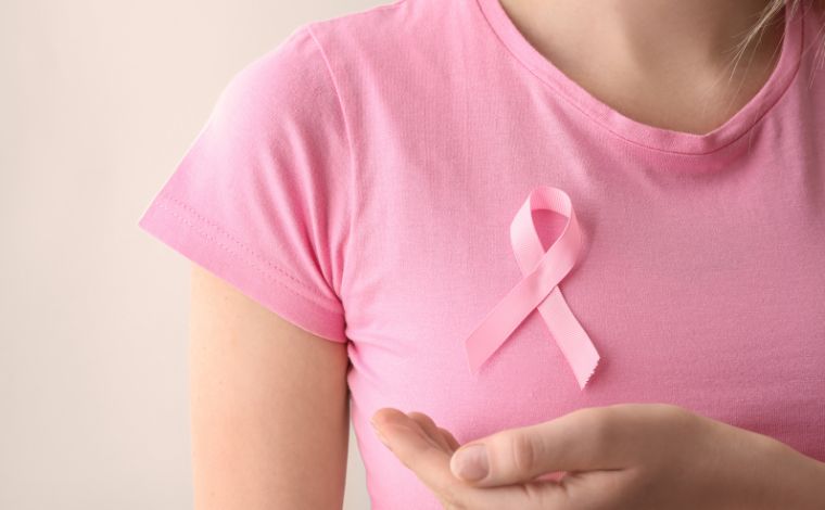 Foto: Pixelshot - Outubro Rosa Ã© um movimento internacional de conscientizaÃ§Ã£o para os riscos, prevenÃ§Ã£o e detecÃ§Ã£o precoce do cÃ¢ncer de mama, tumor que mais acomete mulheres no mundo