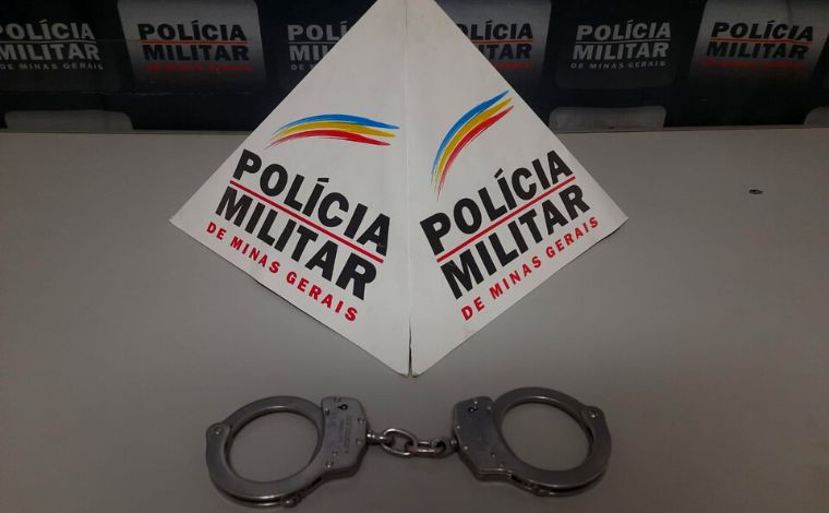 Foto: Ilustrativa - A aÃ§Ã£o teve inÃ­cio durante um patrulhamento de rotina, quando os policiais notaram o comportamento suspeito dos indivÃ­duos. Ao avistarem a viatura, os homens demonstraram nervosismo e tentaram fugir