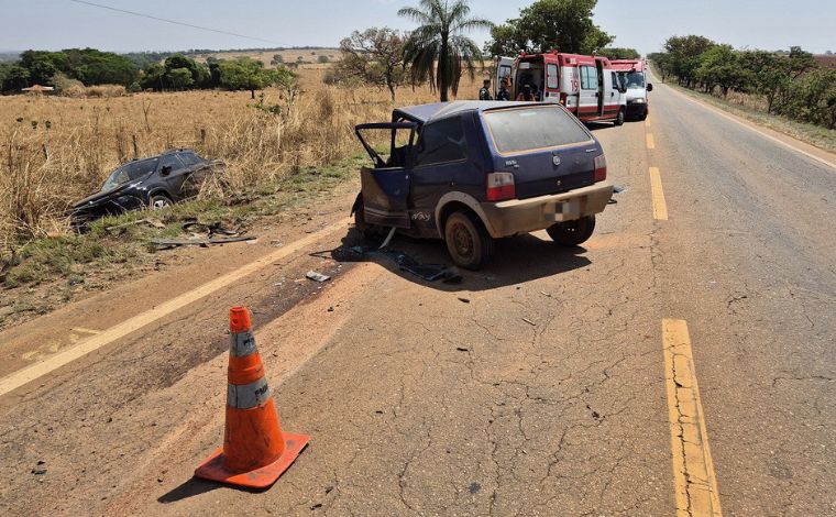 Motorista embriagado tenta fazer ultrapassagem e causa acidente com dois mortos na BR-352, em MG