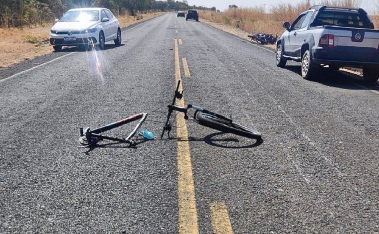 MG: Menino de 12 anos morre atropelado por moto ao atravessar rodovia de bicicleta