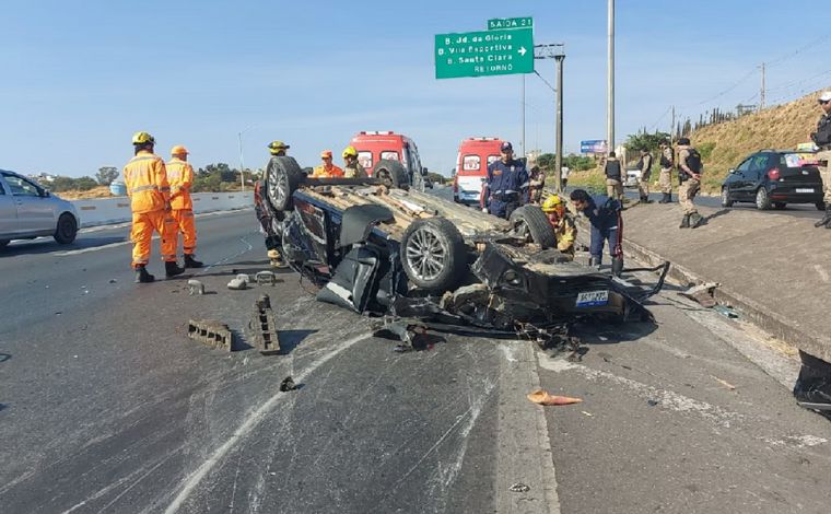 Motorista morre após perder controle de carro e colidir com poste na MG-010, na Grande BH 