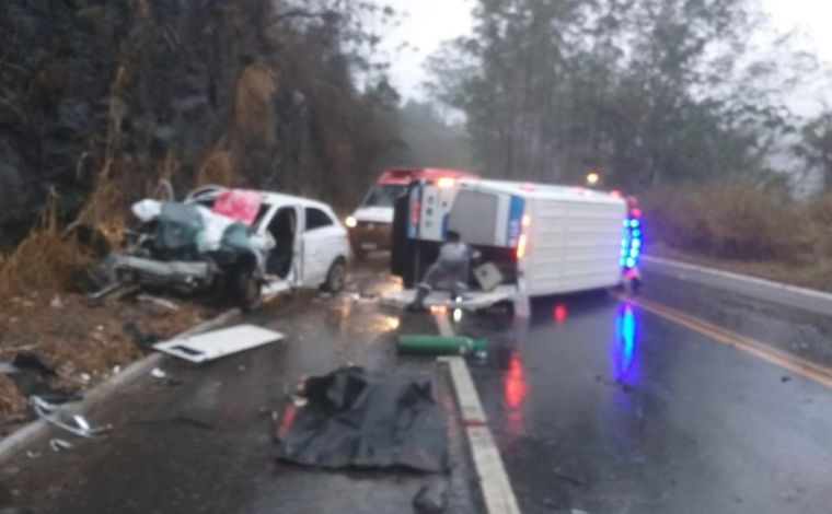 Enfermeira morre em acidente envolvendo ambulância e carro na BR-262, em MG