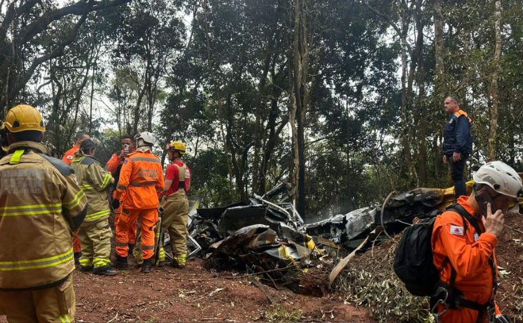 Helicóptero do Corpo de Bombeiros cai após operação de resgate e deixa seis mortos em MG