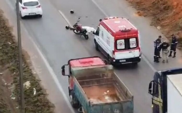 Motociclista morre em acidente envolvendo duas carretas na BR-040