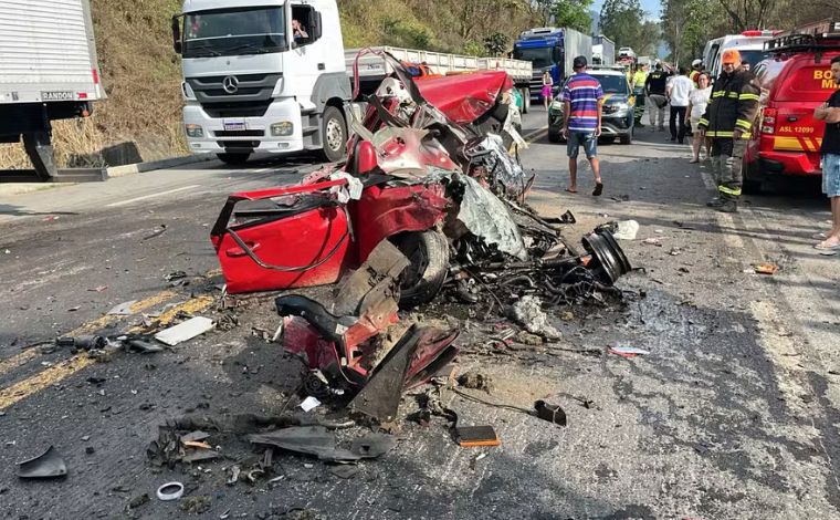 Motorista morre em grave acidente entre carro e caminhão na BR-116, em MG