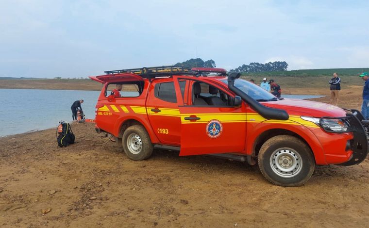 Homem morre ao salvar filho e sobrinho de afogamento em represa de Minas Gerais