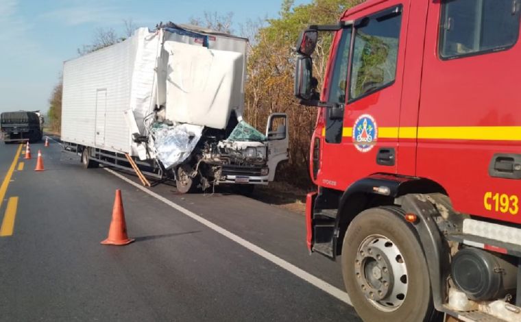 Homem morre após colisão entre carreta e caminhão na rodovia MGC-135