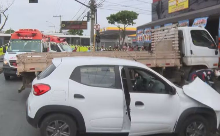 Homem morre prensado por caminhão na porta de frigorífico em Belo Horizonte