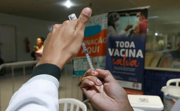 Foto: Paulo Pinto/Ag. Brasil - Anualmente, a agÃªncia reguladora atualiza a composiÃ§Ã£o de cepas (tipos de vÃ­rus) das vacinas contra influenza, conforme as recomendaÃ§Ãµes da OMS para o HemisfÃ©rio Sul