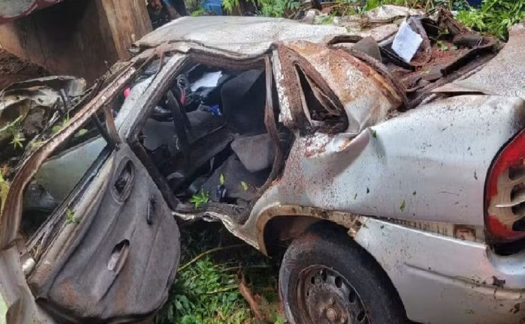 Motorista de 25 anos morre após carro despencar de viaduto em Minas Gerais