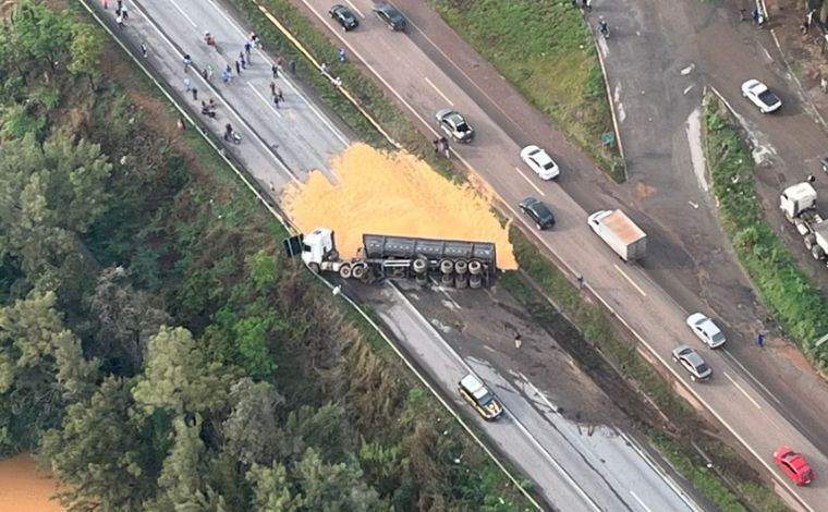 Vídeo: Acidente com carreta carregada de milho causa interdição na BR-040 no sentido Sete Lagoas 