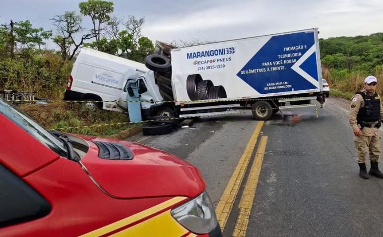 Acidente entre ambulância e caminhão deixa cinco mortos na BR-354, em MG