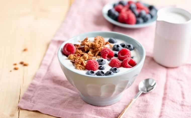 Foto: Getty Images - A inclusÃ£o de lanches proteicos na alimentaÃ§Ã£o diÃ¡ria estÃ¡ em alta, e com bons motivos. Com a rotina agitada, Ã© importante encontrar opÃ§Ãµes rÃ¡pidas que tambÃ©m ajudem a manter uma dieta equilibrada