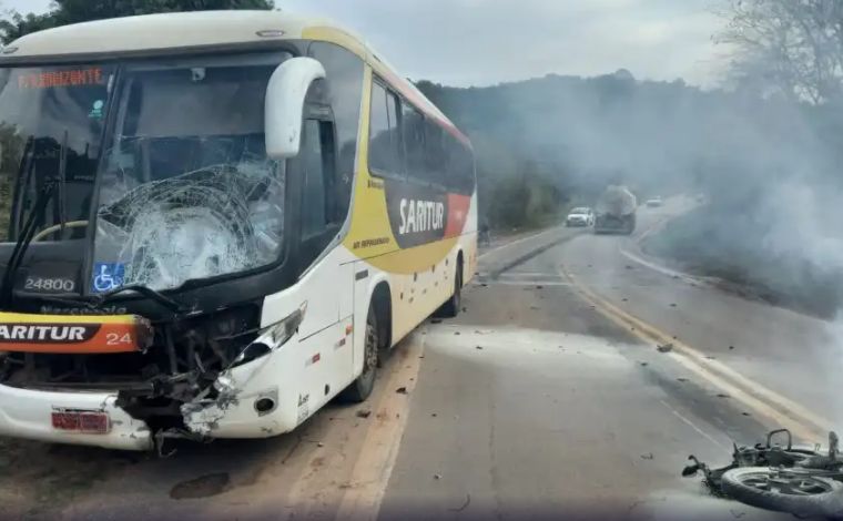 Motociclista morre em colisão com ônibus de viagem em rodovia mineira 