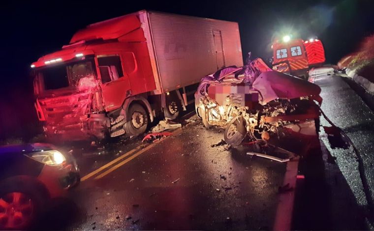 Colisão entre carro e caminhão deixa quatro mortos na BR-262 em MG