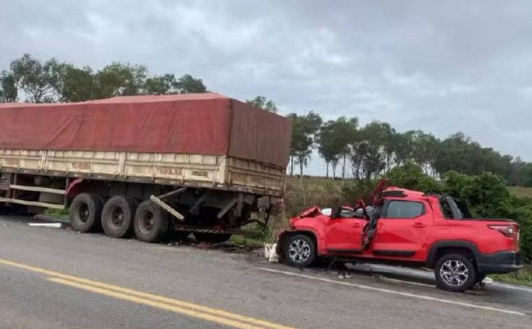 Mulher morre e marido fica gravemente ferido em colisão com carreta na BR-262, em MG