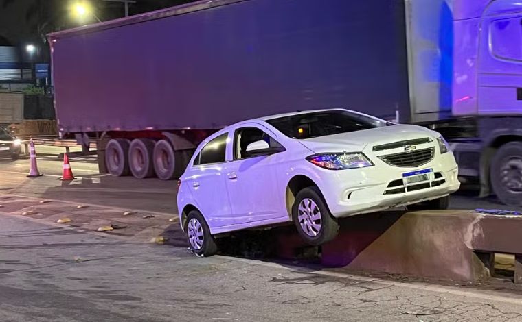 Mulher pega carona com irmão e é morta a tiros na frente da filha, na Grande BH