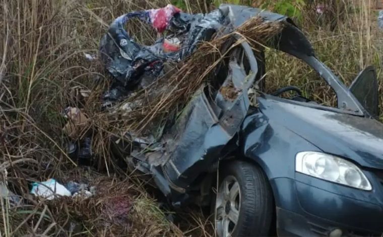 Colisão entre carro e carreta deixa duas mulheres mortas e uma ferida na rodovia MGC-259 