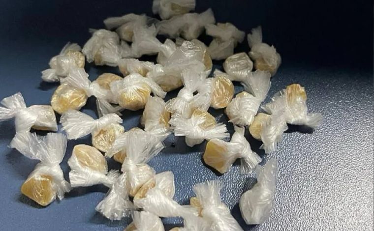 Foto: DivulgaÃ§Ã£o/PMMG - ApÃ³s uma busca no local, um adolescente foi abordado e com ele foram encontrados 6 pinos de cocaÃ­na, 35 pedras de crack e R$ 30,00 em espÃ©cie