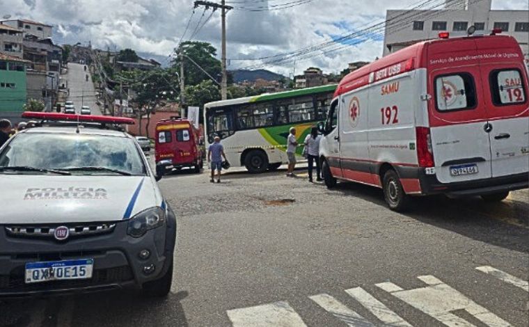 Foto: DivulgaÃ§Ã£o/CBMMG - A motociclista teria tentado ultrapassar o Ã´nibus em uma rotatÃ³ria, momento em que houve a colisÃ£o. Com o impacto, a jovem foi arremessada para debaixo do veÃ­culo, que nÃ£o conseguiu frear e acabou passando por cima de sua cabeÃ§a