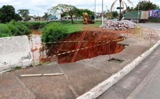 Ponte sobre o Córrego do Boqueirão é parcialmente interditada para obras de contenção de erosão