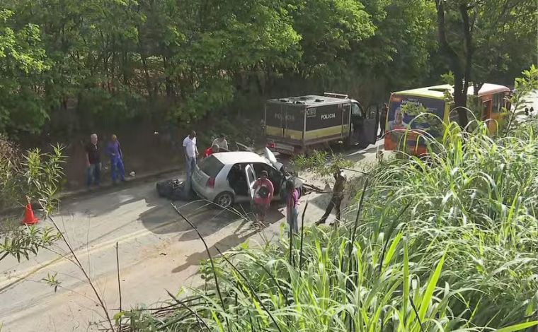 Motorista de aplicativo morre após acidente entre carro, ônibus e carreta na Grande BH