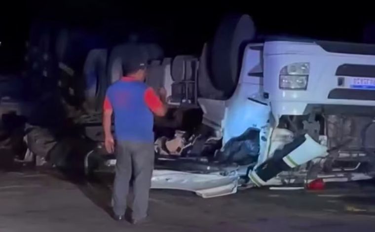 Vídeo: Caminhão tomba na BR-040 e motorista morre preso às ferragens