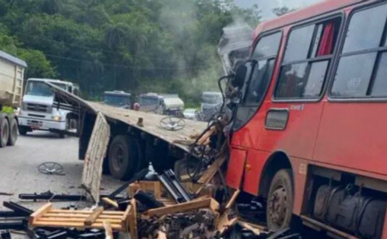 Vídeo: Acidente entre caminhões e ônibus deixa morto e feridos na BR-381, na Grande BH