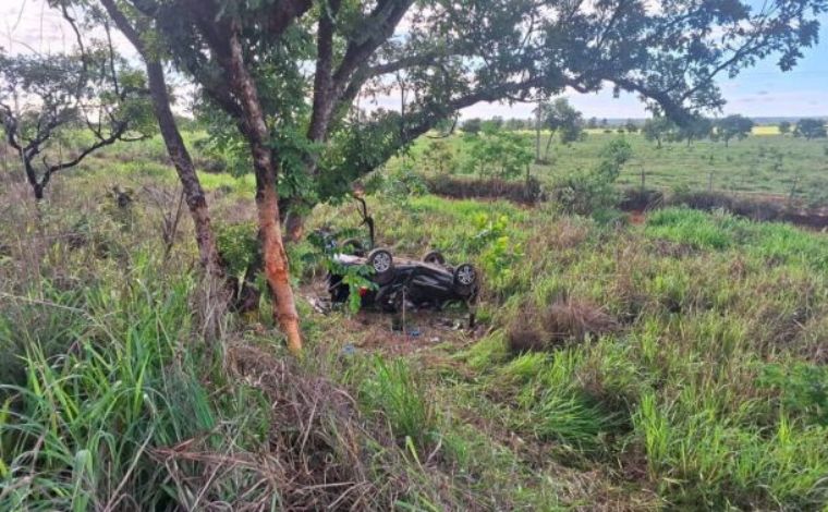 Mulher morre e cinco pessoas ficam feridas após carro capotar na BR-259, entre Curvelo e Felixlândia