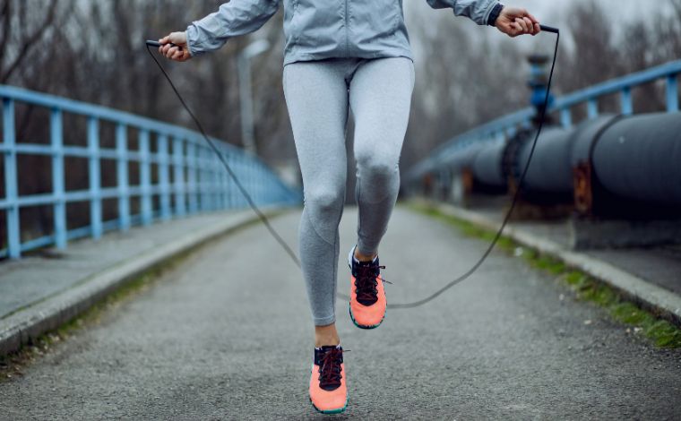 Foto: Getty Images - A corrida Ã© uma das atividades mais populares quando o assunto Ã© emagrecimento, enquanto pular corda tem conquistado cada vez mais adeptos por seus benefÃ­cios rÃ¡pidos. Mas qual das duas opÃ§Ãµes Ã© mais eficiente para perder peso?