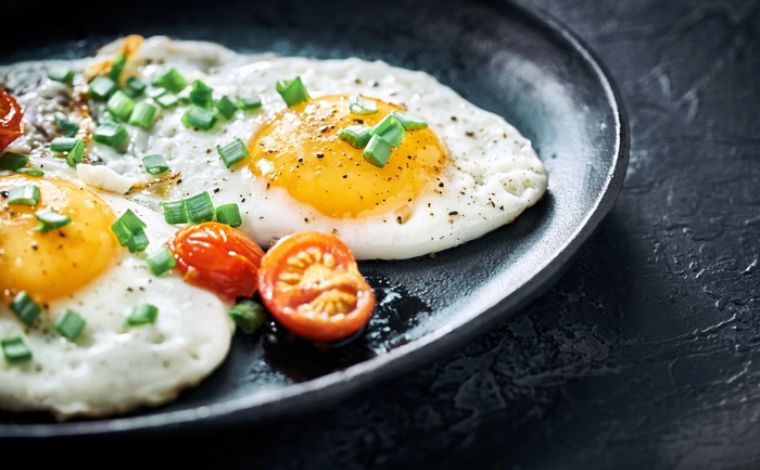 Foto: Getty Images - Seja no cafÃ© da manhÃ£, almoÃ§o ou jantar, o ovo Ã© um alimento versÃ¡til que se adapta a diferentes refeiÃ§Ãµes, podendo ser mexido, cozido ou frito. Mas vocÃª sabe o que ele pode fazer pelo seu corpo?