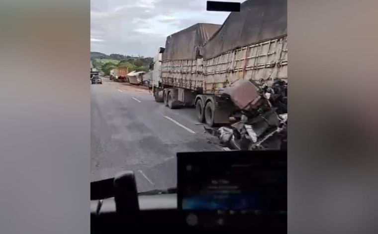 Foto: ReproduÃ§Ã£o/Redes sociais - De acordo com informaÃ§Ãµes preliminares, a carreta colidiu violentamente na traseira de outro veÃ­culo, e o impacto foi tÃ£o forte que a cabine foi arremessada a mais de 500 metros do local da batida