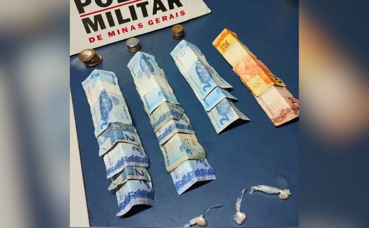 Foto: DivulgaÃ§Ã£o/PMMG - No bolso direito da blusa da mulher, os policiais encontraram uma pequena quantia em moedas. Dentro da lata que ela carregava, havia R$ 69,75 em dinheiro e trÃªs pedras de crack envoltas em plÃ¡stico