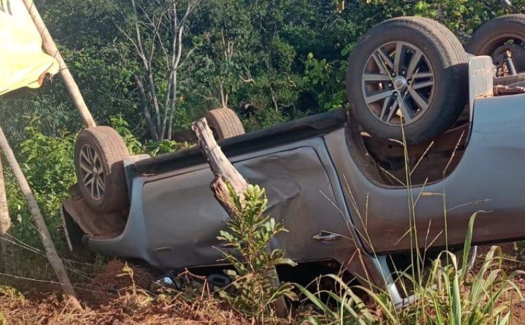 Foto: ReproduÃ§Ã£o/Redes sociais - Devido ao impacto do acidente, a motorista sofreu ferimentos e necessitou de atendimento mÃ©dico. O ServiÃ§o de Atendimento MÃ³vel de UrgÃªncia (SAMU) foi acionado e prestou os primeiros socorros no local do acidente