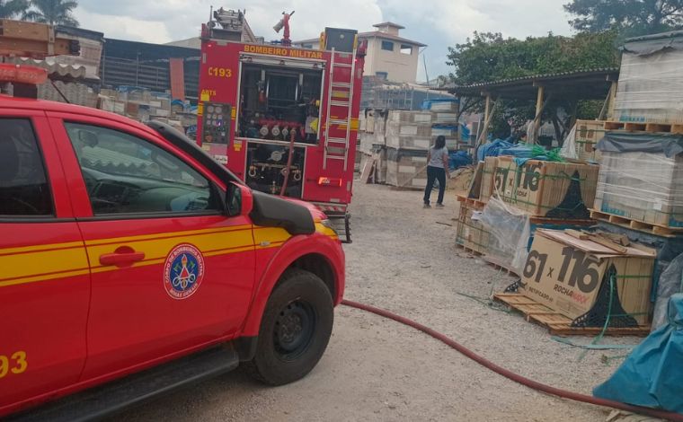 Foto: DivulgaÃ§Ã£o/CBMMG - O fogo teve inÃ­cio em uma Ã¡rea de mata prÃ³xima ao estabelecimento e, devido Ã  vegetaÃ§Ã£o seca e ao vento, avanÃ§ou rapidamente em direÃ§Ã£o ao depÃ³sito