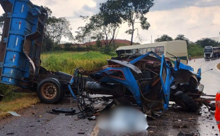 Foto: DivulgaÃ§Ã£o/CBMMG - Equipes do Corpo de Bombeiros foram acionadas e, ao chegarem ao local, encontraram o motorista do caminhÃ£o jÃ¡ sem vida. O impacto foi tÃ£o forte que ele foi arremessado para fora do veÃ­culo